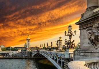 Fantastique coucher de soleil sur le pont Alexandre III (Pont Alexandre III)