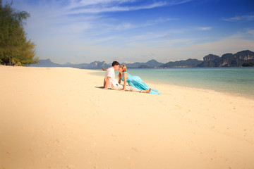 Obraz na płótnie Canvas young happy asian couple on island