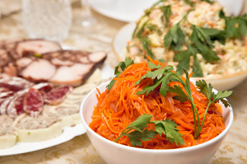 салат из морковки на праздничном столе
