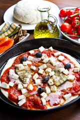 pizza con peperoni e zucchine grigliate,olive,prosciutto 