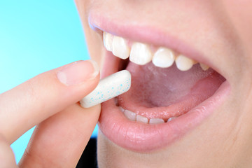 Mund mit Zahnpflege-Kaugummi