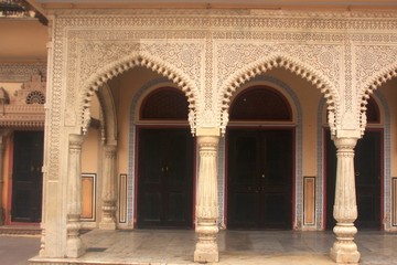Fototapeta na wymiar Arcades au city palace de Jaïpur