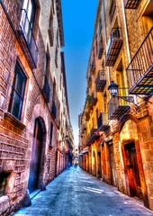 Foto op Plexiglas smalle weg in het oude centrum van Barcelona in Spanje. HDR © imagIN photography