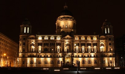 Fototapeta premium Port of Liverpool Building bei Nacht