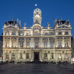 Fototapeta na wymiar The famous Terreaux square in Lyon city by night
