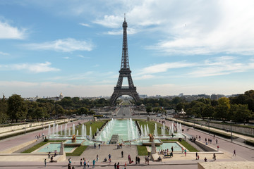 Fototapeta na wymiar Paris - Eiffel Tower seen from fountain at Jardins du Trocadero