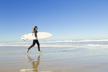 Fototapeta na wymiar Surf girl