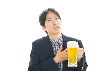 ビールを飲みすぎた男性