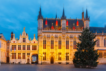 Fototapeta na wymiar Cityscape with the picturesque Christmas Burg Square in Bruges