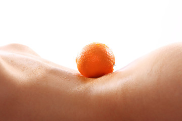 Pomarańczowa skórka, ciało kobiety