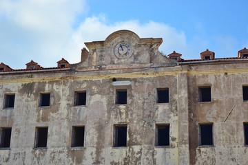 Naklejka premium BONIFACIO : ANCIENNE CASERNE MONTLAURE