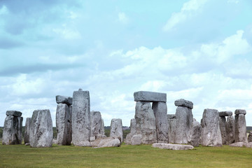 Obraz na płótnie Canvas Stonehenge historic site on green grass under blue sky. Stonehen
