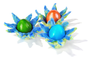 Ostereier in gefilzten Eierbechern