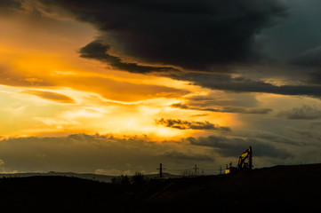 Glühender Abendhimmel auf einer Baustelle