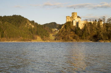 Zamek w Niedzicy widziany z nad zalewu czorsztyńskiego