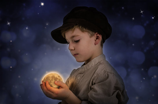 Kind mit Mond in der Hand