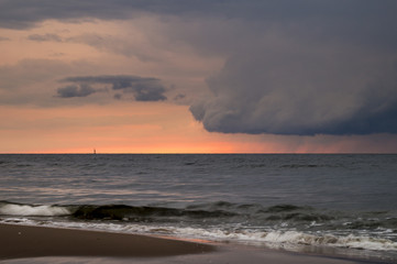 Samotna łódź na wzburzonym morzu © Mike Mareen