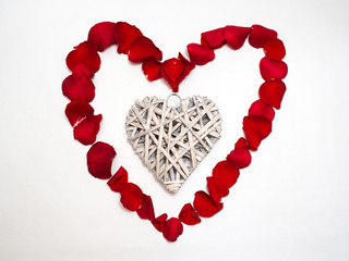 Herzen aus Rosenblättern und Holzgeflecht