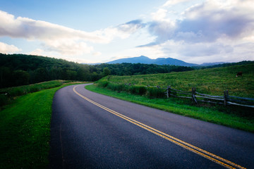 Fototapeta premium Blue Ridge Parkway w pobliżu Blowing Rock w Północnej Karolinie.