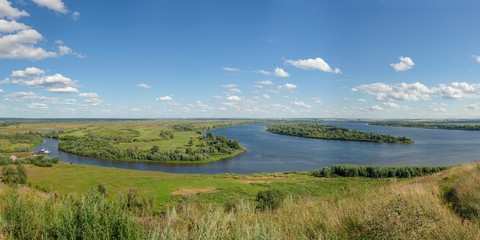 Fototapeta premium Панорамный летний пейзаж с высокого берега реки