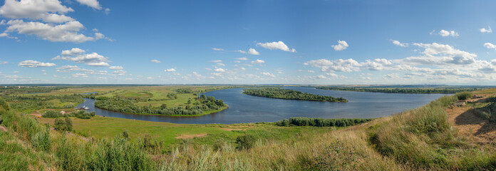 Obraz premium Панорамный летний пейзаж с высокого берега реки