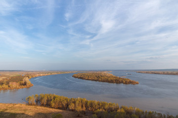 Fototapeta na wymiar Весенний пейзаж с рекой с высокого берега