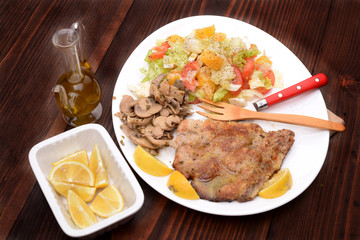 TURKEY WITH MUSHROOMS AND SALAD