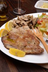 TURKEY WITH MUSHROOMS AND SALAD