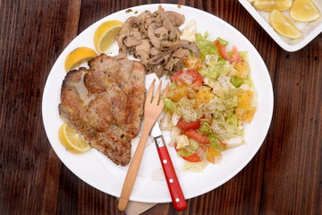 TURKEY WITH MUSHROOMS AND SALAD
