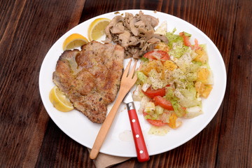 TURKEY WITH MUSHROOMS AND SALAD