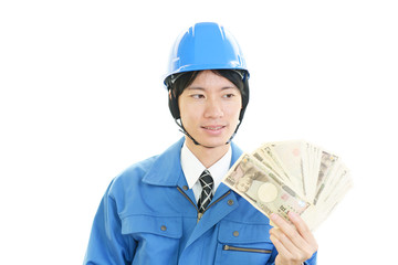 紙幣を持つ労働者