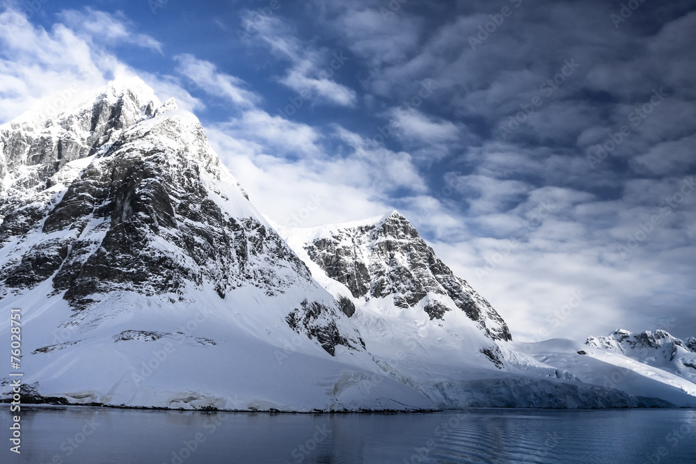 Poster snow-capped mountains