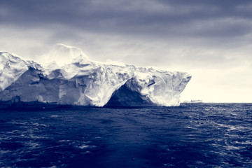 Fototapeta na wymiar Antarctic iceberg