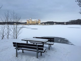 Schloss Moritzburg im Winter, bew&ouml;lkt