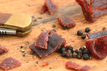 Beef Jerky / Trockenfleisch auf Holz
