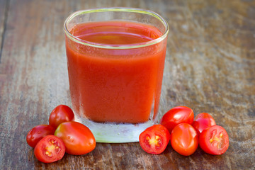Tomato juice and fresh tomato