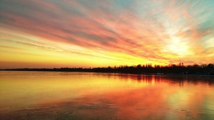 Obraz premium Winter sunset over the lake Balaton(Hungary)