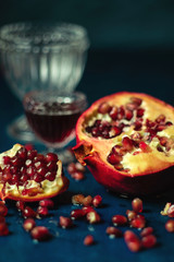 Granatäpfel und Granatapfelsaft