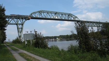 Radweg am Nord-Ostsee-Kanal mit Eisenbahnbr&uuml;cke