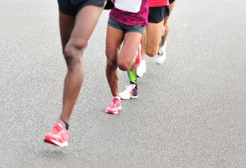 Plakat marathon athletes legs running on city road