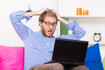 Man pulls his hair in front of a computer