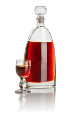 Karaffe und Klechglas gefüllt mit dunkelbrauner Flüssigkeit