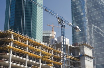 Two elevating cranes on a construction site