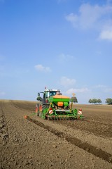 Ackerbau: Schlepper mit Drillmaschine von hinten
