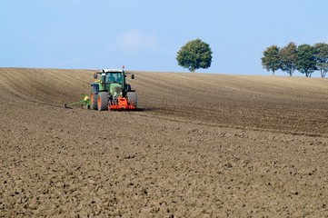 Obraz premium Ackerschlepper mit Sämaschine bei der Herbstbestellung