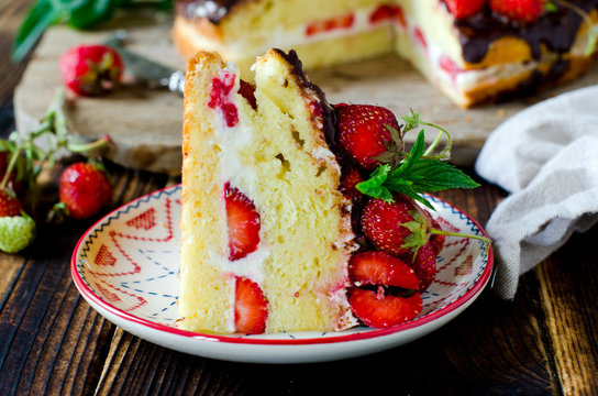Sponge cake with cream, strawberries and chocolate