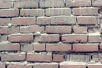 Обледеневшая кирпичная стена