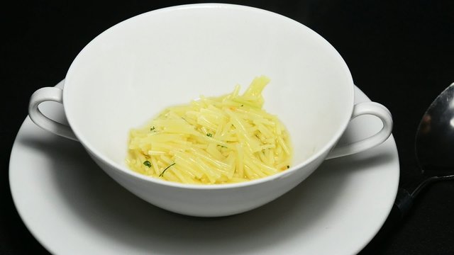H&uuml;hnersuppe mit Nudeln, Instantsuppe
