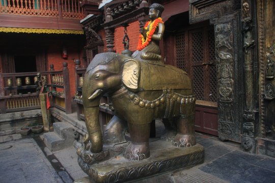 éléphants dorés dans le golden temple de Patan
