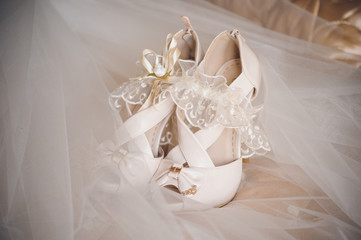 brides wedding shoes and gerter